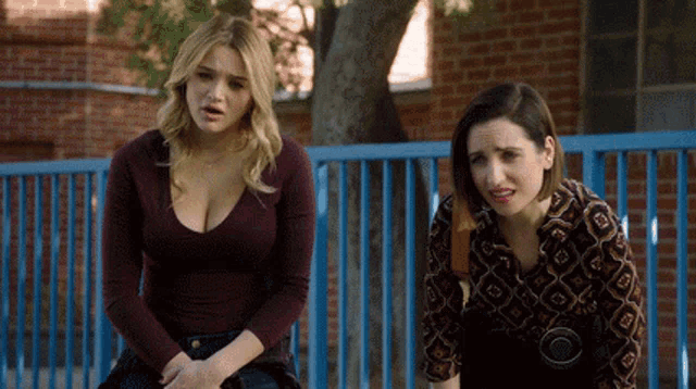 Life In Pieces Hunter King GIF - Life In Pieces Hunter King Busty GIFs
