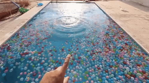 ماوكلي، مسبح، بالونات، تحدي GIF - Mawkli Pool Challenge GIFs