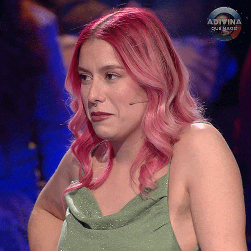 a woman with pink hair and a green dress is on a television show called adivina que hago