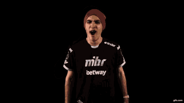 a man is wearing a shirt that says ' mehr betway ' on it