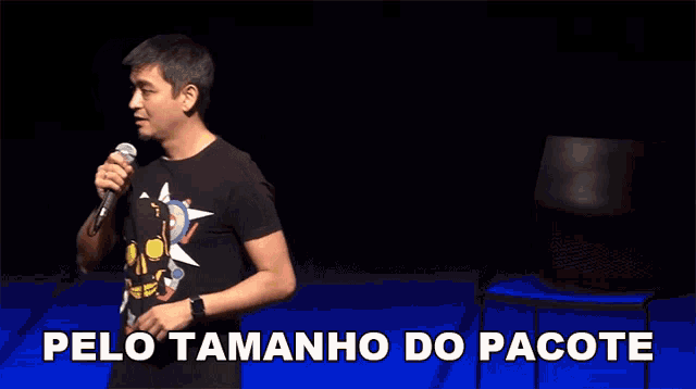 a man holding a microphone with the words pelo tamanho do pacote behind him