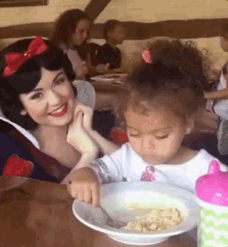 Eating Girl Snow White GIF - Eating Girl Snow White Dont Care GIFs