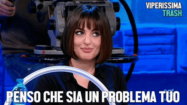a woman sitting in front of a camera with the words penso che sia un problema tuo on the bottom
