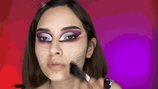 Maquillarse Laura Sanchez GIF - Maquillarse Laura Sanchez Aplicar Maquillaje GIFs