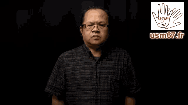 a man with glasses says où vas-tu ? in sign language