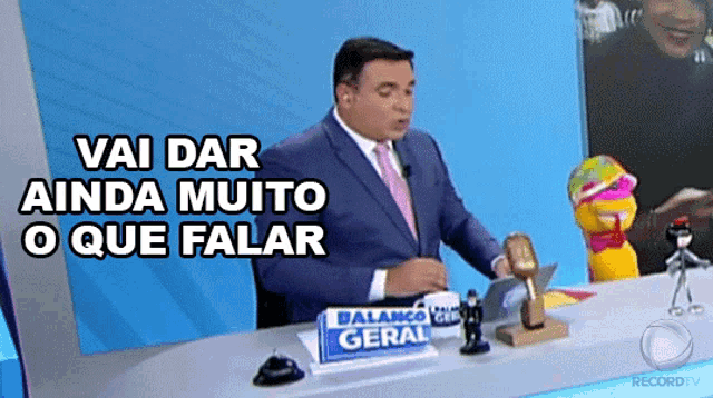 a man sitting at a desk with the words vai dar ainda muito o que falar below him