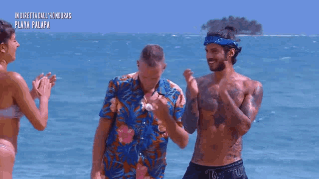 two men on a beach with the words in diretta dal honduras playa palapa