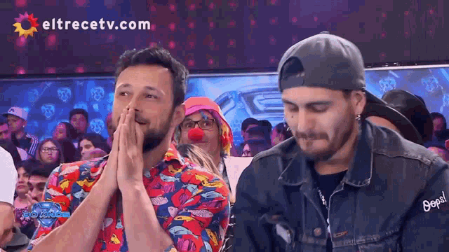 a group of people are watching a show on eltrecetv