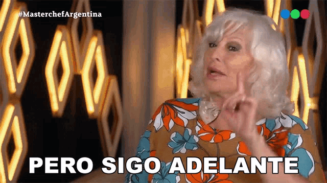 a woman in a floral dress says pero sigo adelante in spanish
