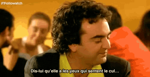 a man in a suit and yellow shirt is saying dis-lui qu ' elle a les yeux qui sentent le cul