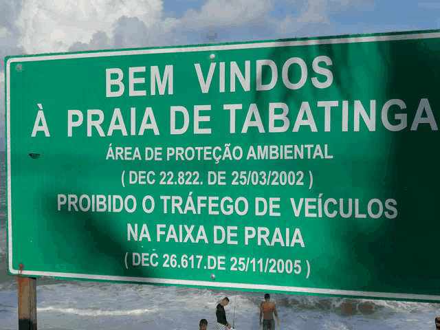 a green sign that says bem vindos a praia de tabatinga on it