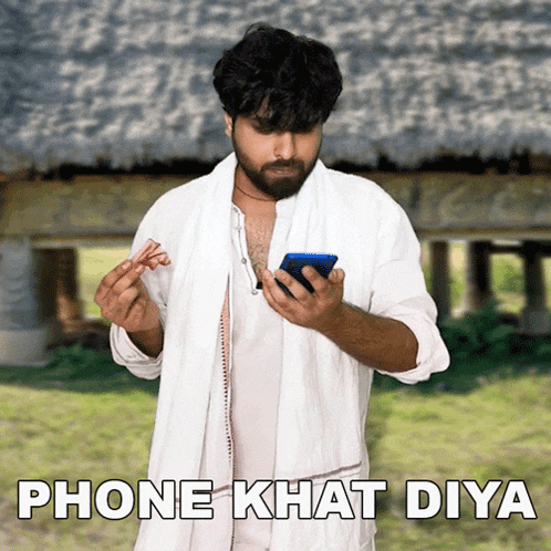 a man in a white shirt is holding a cell phone and the caption says phone khat diya