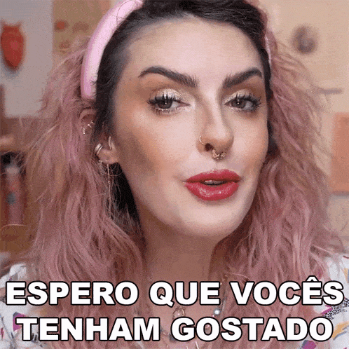 a woman with pink hair says espero que voces tenham gotado
