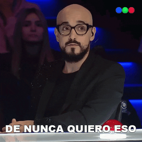 a bald man with glasses and a beard says de nunca quiero eso in spanish