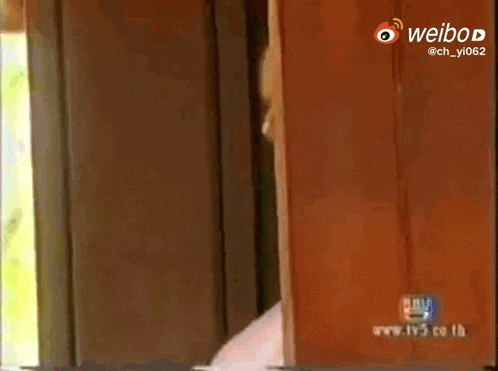 a close up of a woman 's face with her eyes closed and weibo written in the corner
