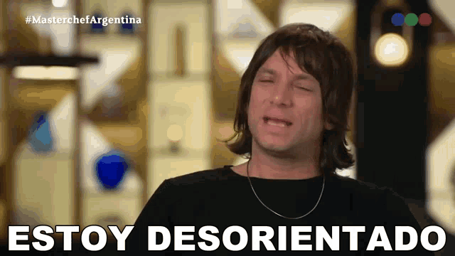 a man is making a funny face with the words estoy desorientado behind him