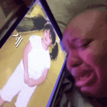 a picture of a little girl on a phone with chinese writing on it