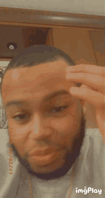 a man 's face is shown in a photo taken on october 25th at 20:43