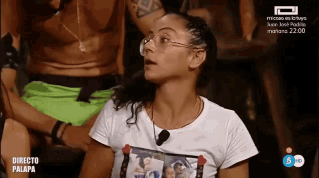 a woman wearing glasses and a t-shirt that says directo palapa