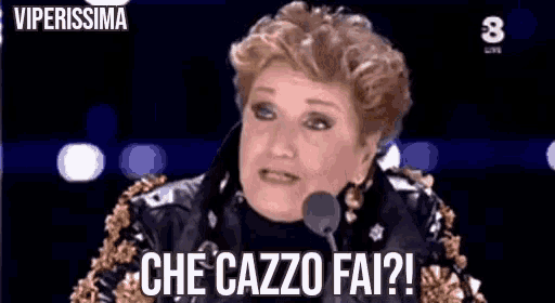 a woman is standing in front of a microphone and saying che cazzo fai .