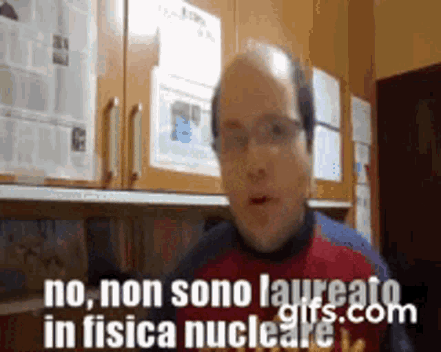 a man in a kitchen with the words no non sono laureato in fisica nucleare below him