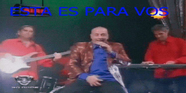 a man singing into a microphone with the words " esta es para vos " written above him