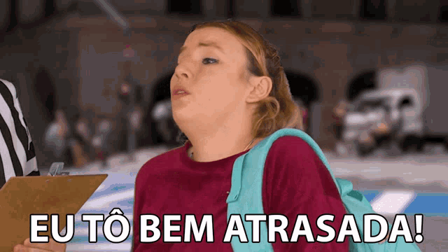 a woman holding a clipboard with eu to bem atrasada written on the bottom