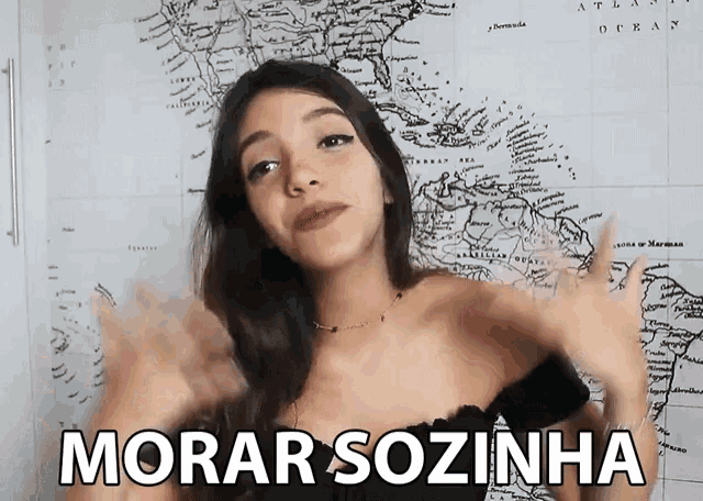 a woman in front of a map says morar sozinho