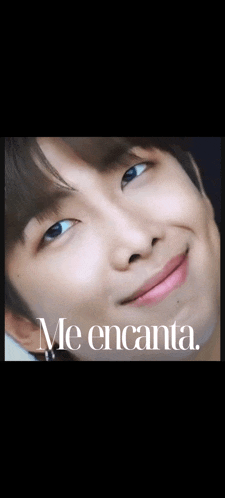a close up of a person 's face with the words me encanta written above it
