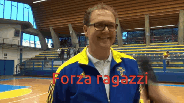 a man in a blue and yellow jacket with the word forza on it