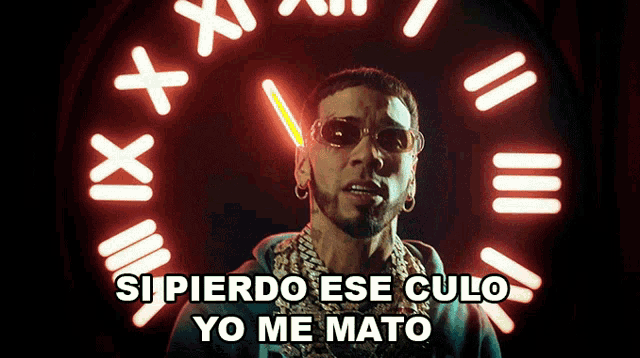 a man stands in front of a neon clock with the words si pierdo ese culo yo me mato