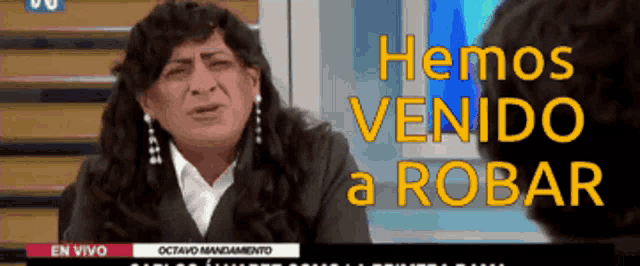 a woman in a wig talks to a man with the words hemos venido a robar