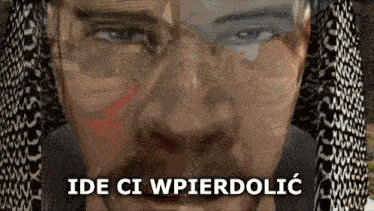 a close up of a man 's face with the words ide ci wpierdolic above it