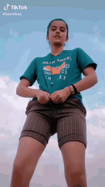 a girl wearing a green shirt that says ' razw brazil '