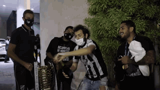 a man wearing a black shirt that says " ricampead do nordeste "