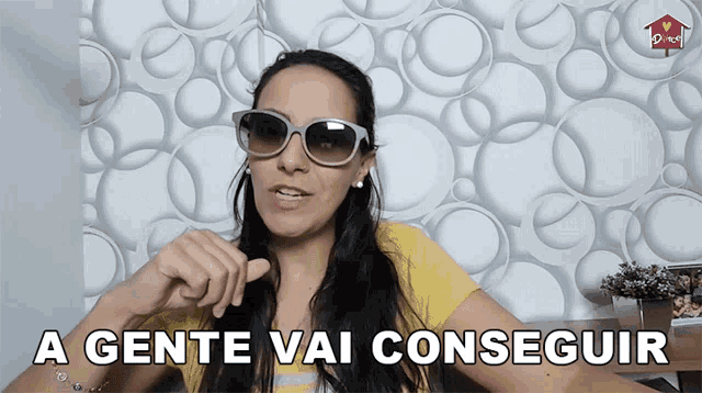 a woman wearing sunglasses says " a gente vai conseguir " in a foreign language