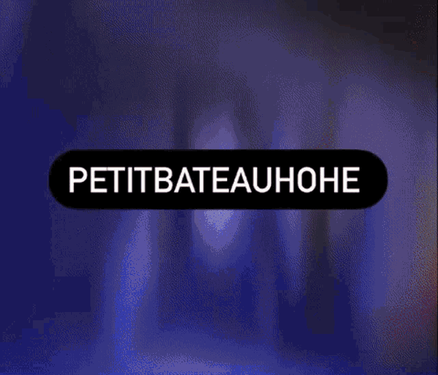 a blurred image with the words petit bateauhohe written in white