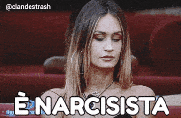 a picture of a woman with the words narcisista written on it