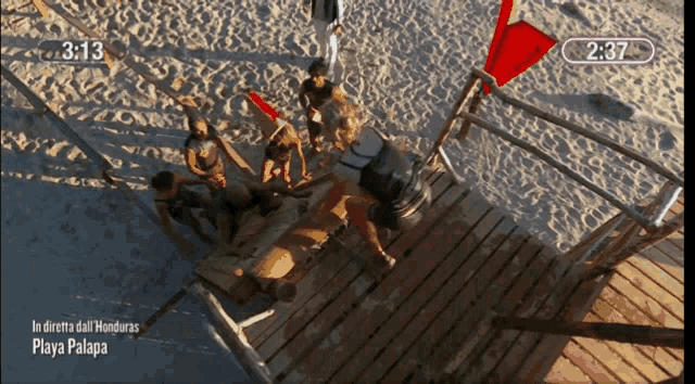 a screen shows a group of people on a beach and says in diretta dall ' honduras playa palapa