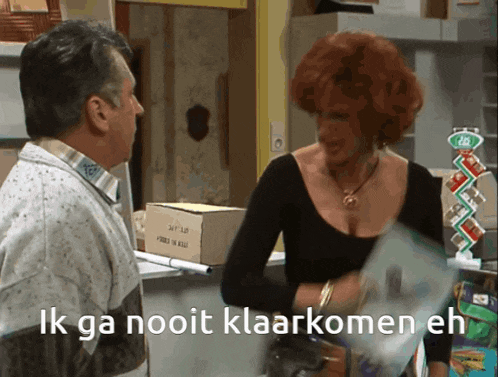 a man and a woman standing next to each other with the words ik ga nooit klarkomen eh above them