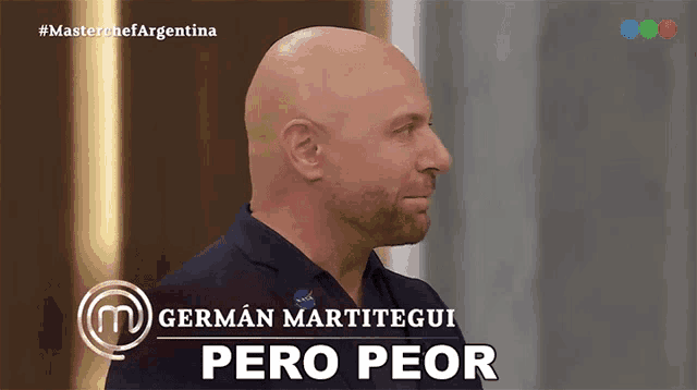 a bald man with a beard is on a tv show called master chef argentina