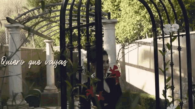 a woman behind a fence with quiero que vayas written on the top