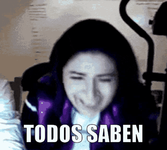 a woman is making a funny face and the words todos saben are on the screen