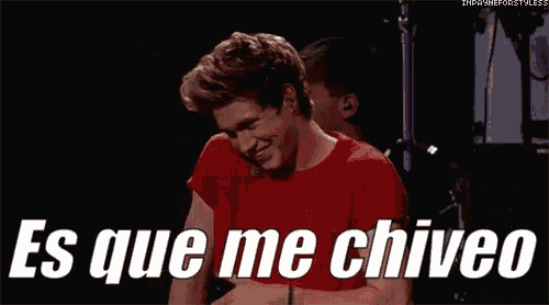 a man in a red shirt with the words es que me chiveo on the bottom