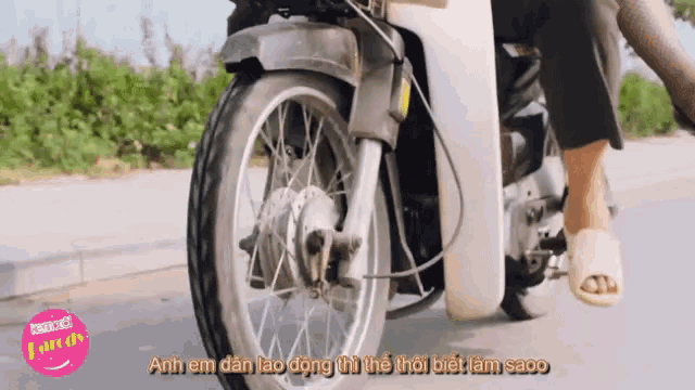 a person is riding a motorcycle with the words anh em dan tao dong the the thoi biết lam sao