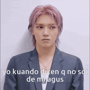 a man with pink hair is wearing a suit and a necklace and says yo kuando dicen q no soy de mi agus