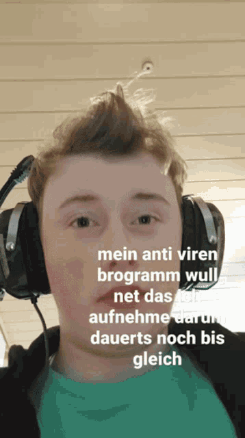 a young man wearing headphones says mein anti viren brogramm wull net das