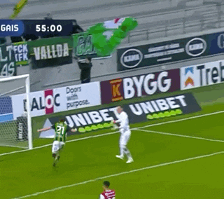 a soccer game is being played with advertisements for unibet and bygg