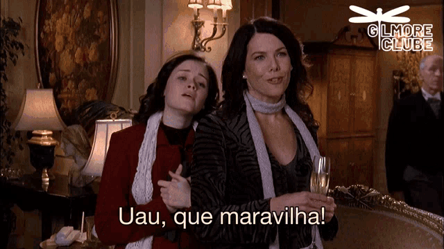 two women standing next to each other with the words uau que maravilha on the bottom right