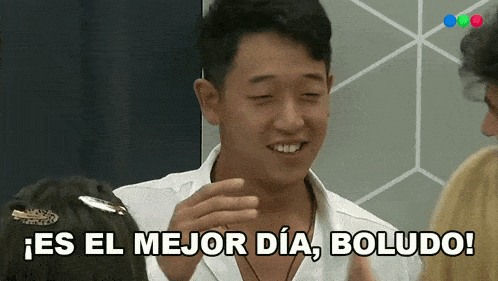 a man in a white shirt says " es el mejor dia " in spanish
